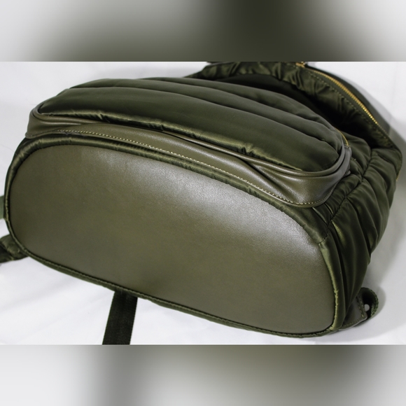 Urban Fit backpack, quilted design, great for small computers. EUC! - Picture 8 of 15